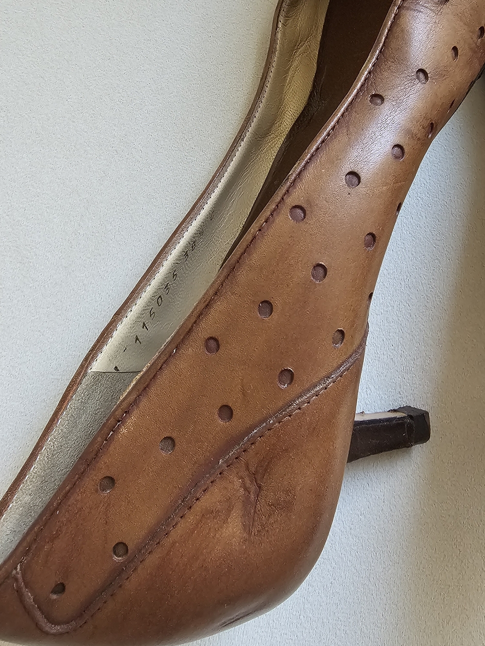 Gucci Vintage Tan Leather Pointed-Toe Kitten Heels with Gold Logo - Picture 3 of 14